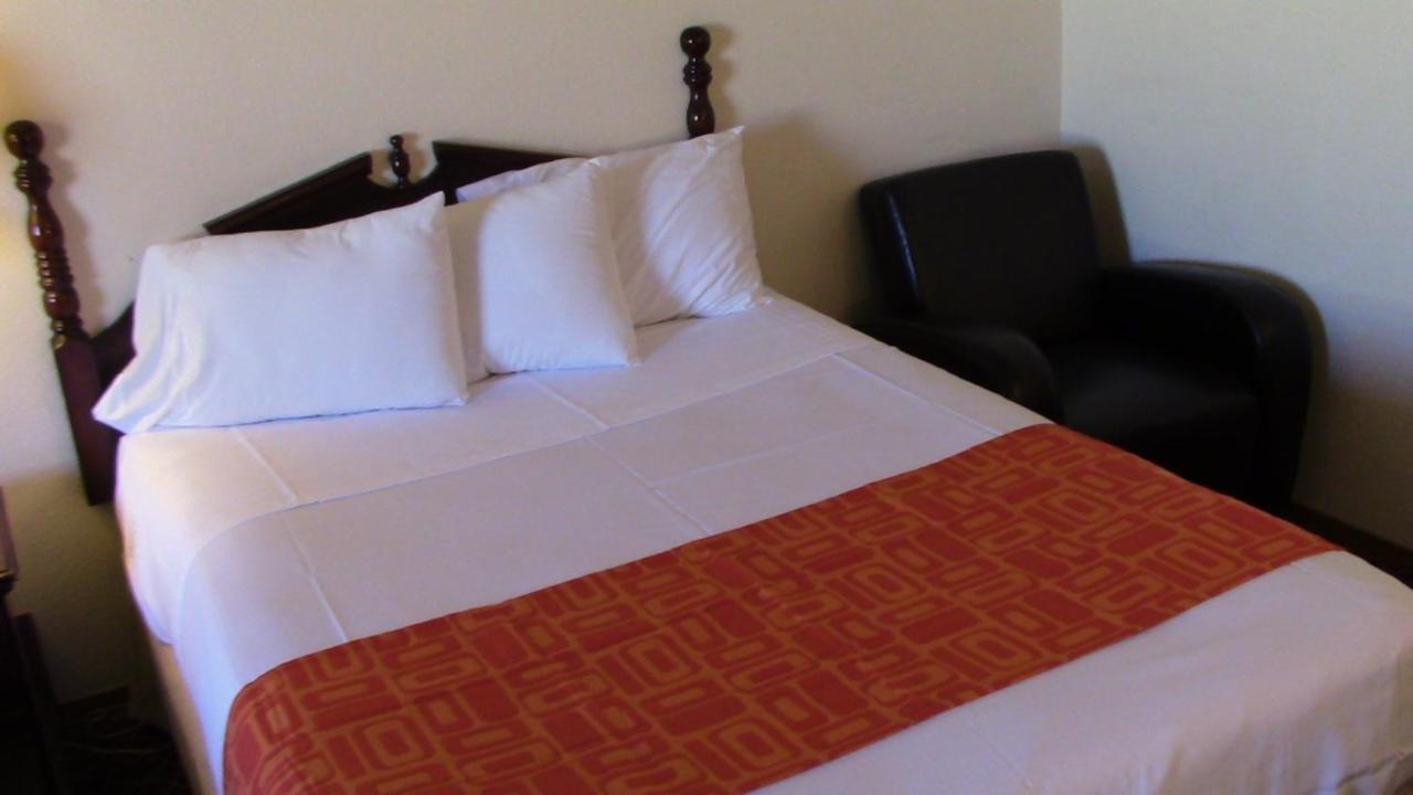 Howard Johnson By Wyndham Wichita Airport Exterior foto